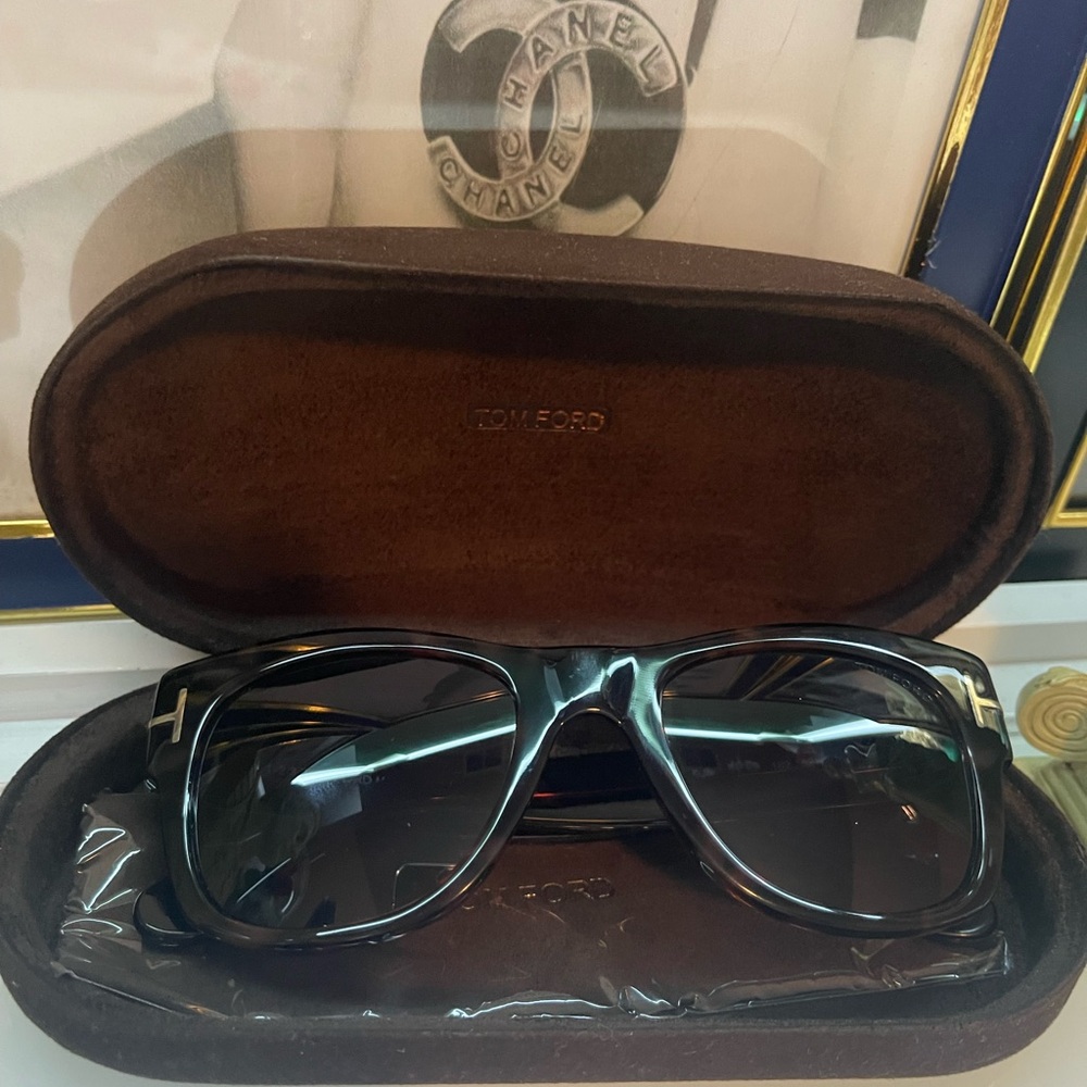 Authentic Tom Ford unisex sunglasses 🤎🤎 - Picture 8 of 8